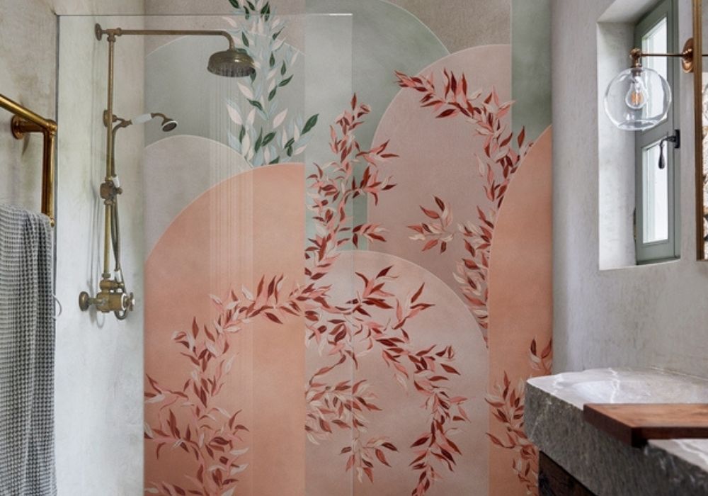 Moderne Duschwand aus Klarglas mit Wall&Deco WET-Tapete und Naturstein-Elementen – elegantes Badezimmerdesign vom Wohnatelier in Eisenstadt, Burgenland.