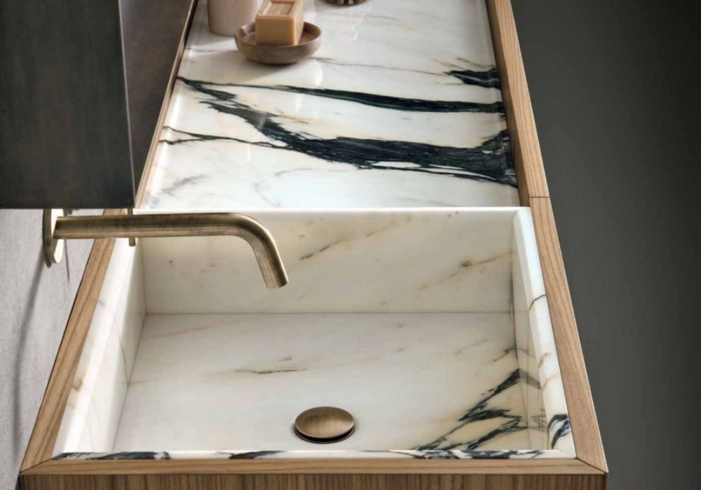 Moderner Waschtisch aus edler Keramik mit markanter Maserung von Altamarea – stilvolle Badezimmergestaltung vom Wohnatelier in Eisenstadt, Burgenland.