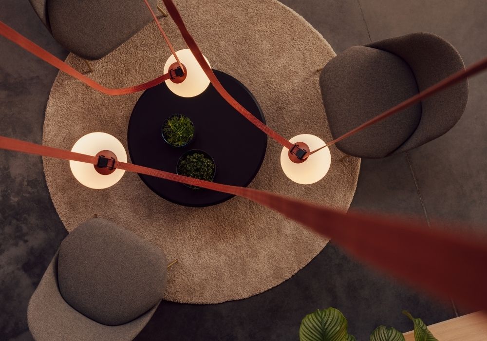 Detailaufnahme von modernen Pendelleuchten in warmem Glasdesign – Wohnatelier im Schlossquartier in Eisenstadt