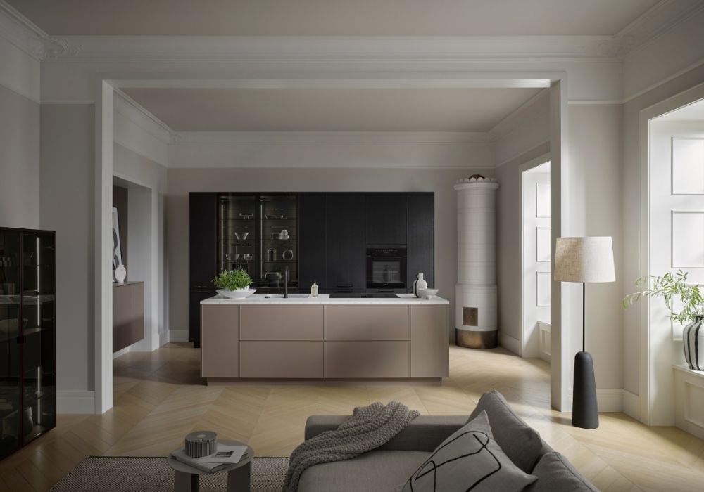 Modern geplante Küche mit Kochinsel und dunklen Hochschränken in schwarzer Eiche, individuell gestaltet vom Wohnatelier im Schlossquartier – professionelle Küchenplanung nach Maß im Burgenland